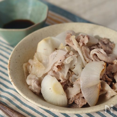 とろとろ甘い！新玉ねぎと豚こま肉の蒸し炒め
