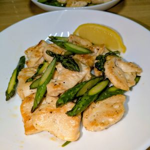 joe sanの作ってみた!投稿(【鶏とアスパラの塩炒め】これだけで最高においしい！)