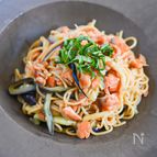 ガッツリ食べよう！塩鮭とナスのめんつゆバターパスタ