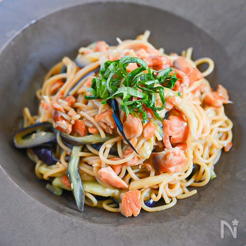 ガッツリ食べよう！塩鮭とナスのめんつゆバターパスタ