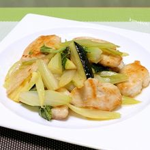 鶏むね肉とセロリの塩炒め