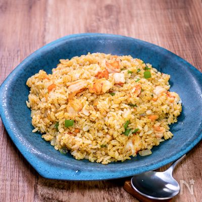 シンプルに作る「カレー風味の海老チャーハン」