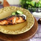 お弁当にも♡漬けて焼くだけ！鮭のこんがりバター照り焼き♡