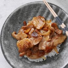 焦がしにんにくの豚ばら丼