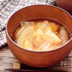 定番のやさしい味！白菜と油揚げの味噌汁