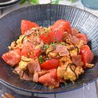 パパっと1品！旨味じゅわっ│トマトとベーコンの塩昆布卵炒め