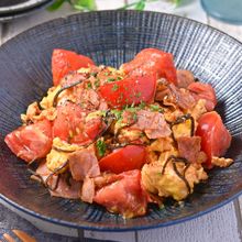 パパっと1品！旨味じゅわっ│トマトとベーコンの塩昆布卵炒め