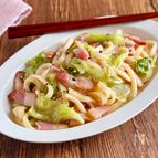 冷蔵庫の定番でパパッと♪【ベーコンとレタスの焼きうどん】