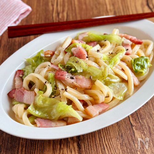 冷蔵庫の定番でパパッと♪【ベーコンとレタスの焼きうどん】