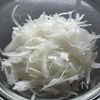 抱えて食べたい♡【新玉ねぎのさっぱりサラダ】の工程1