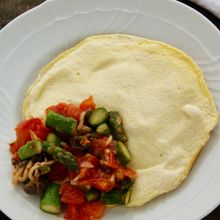「スフレチーズオムレツ」野菜ソース添え