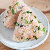焼かずにゆでて!塩鮭と大葉のおにぎり