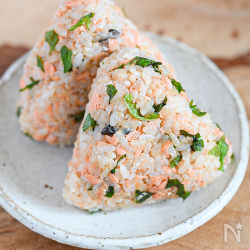 焼かずにゆでて!塩鮭と大葉のおにぎり