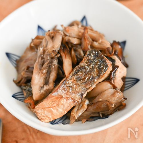 焼いて漬けるだけ！塩サバとまいたけの焼き浸し