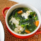 ＼子ども喜ぶ／ふわふわ卵とワカメの野菜スープ