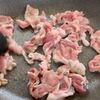 しみしみ満足【豚こまと白滝の炒め煮】の工程1