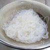 食材2つで簡単!【にんじんと白滝の中華風ごま炒め】腸活にも◎の工程1