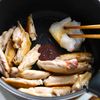手軽におでんを楽しむ！【手羽と大根のおでん風】の工程1
