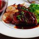 【豚肉のバルサミコ煮込み】柔らかく味わい深い豪華な一皿
