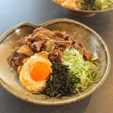 結局こういうのが美味しい♪【簡単！甘辛豚玉丼】