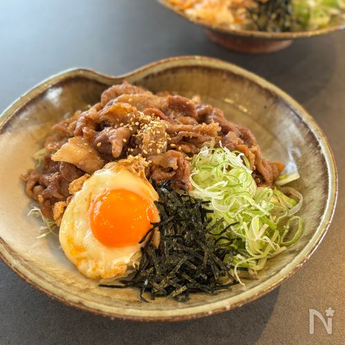 結局こういうのが美味しい♪【簡単！甘辛豚玉丼】