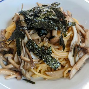 まゆのの作ってみた!投稿(きのこの旨みたっぷり♡バター醤油パスタ)