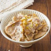 これまた危険！ご飯が進みすぎるタン塩風豚丼