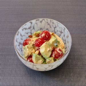 𝔂𝓾𝓶𝓲🍓の作ってみた!投稿(美肌に効くサラダ！アボカドとトマトのツナのマヨポンサラダ)