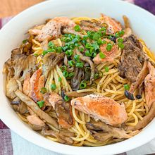【簡単◎旨みたっぷり♪】鮭ときのこのごま醤油ガーリックパスタ