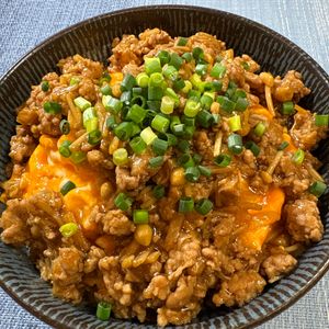 楽ラク手抜キッチン🐶🐾の作ってみた!投稿(【えのきとそぼろのてりたま丼】まな板包丁いらずで簡単！)