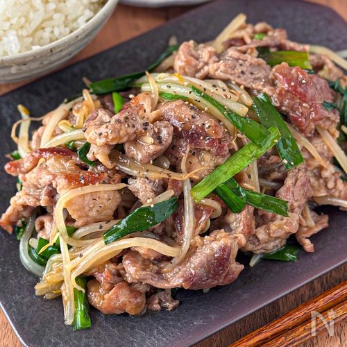 包丁いらず10分♪炒めるだけ◎【豚こま肉のニラもやし炒め】