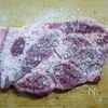 鹿児島産黒豚で作る「肉厚ピカタ」の工程1
