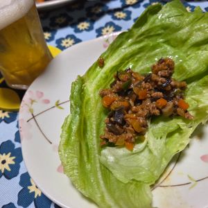 ななちゃんの作ってみた!投稿(【レタス1玉大量消費】アレンジ万能レンジ肉味噌レタス巻き)