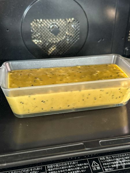 「セラベイク」のパウンド型でケーキを焼いているところ