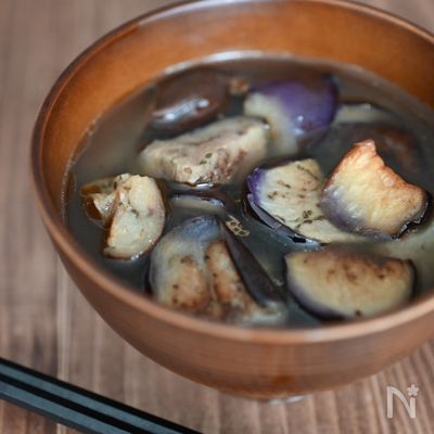 トロっと食感のなすが絶品!揚げ焼きなすのお味噌汁