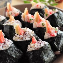 お弁当にも。2種の揚げないカニカマ天むす