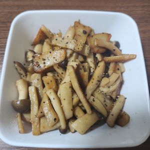 とももの作ってみた!投稿(やみつき！エリンギとしめじのガリバタ醤油炒め)