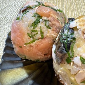 楽ラク手抜キッチン🐶🐾の作ってみた!投稿(具だくさんで大満足！サバ明太青しそおにぎり)