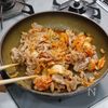 【5分で作れる】ごま油香るご飯ガッツリ豚キムチ#卵黄まろやかの工程1