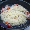三つ葉たっぷりで作る「カニカマ素麺炒め」の工程3