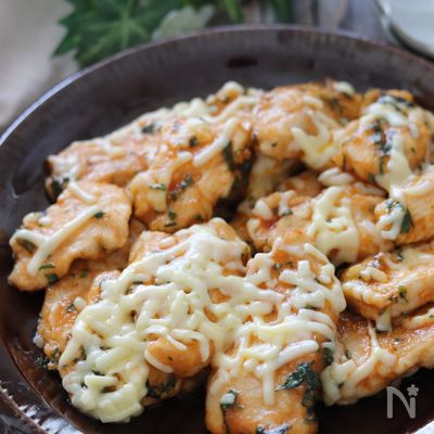 ご飯もビールも進むおかず♡鶏むね肉の大葉味噌チーズ焼き