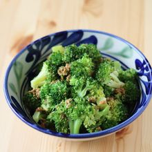 蒸しブロッコリーのしょうゆ麹ごまあえ