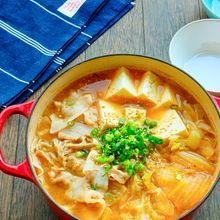 玉ねぎがポイント！豚バラきゃべつと豆腐の味噌キムチスープ鍋
