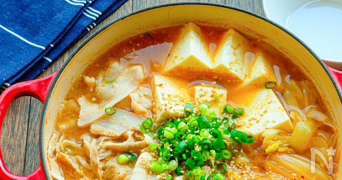 玉ねぎがポイント！豚バラきゃべつと豆腐の味噌キムチスープ鍋