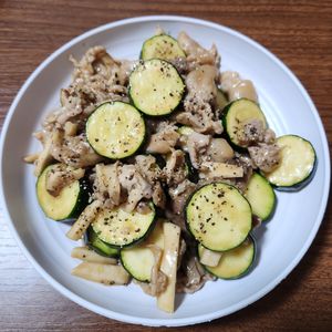 とももの作ってみた!投稿(こってり美味しい！豚こまズッキーニのオイスター炒め)
