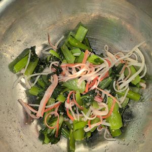 KUMIKOの作ってみた!投稿(レンジで5分！【小松菜とカニかまの旨塩ナムル】)