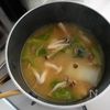 だしパックで簡単♪白菜ときのこの味噌汁の工程3