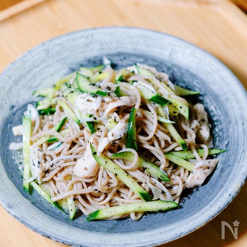 【鶏ささ身ときゅうりの黒ごま冷やしそば】ごまの香り引き立つ！