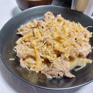 し☆の作ってみた!投稿(10分で爆速おかず【豚肉とえのきのガリバタ醤油炒め】コク旨♡)