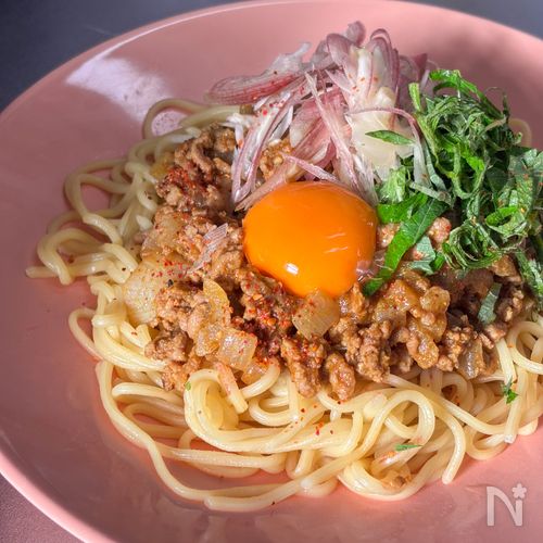 【焼きそば麺で簡単】みょうがと大葉香る和風キーマカレーまぜ麺